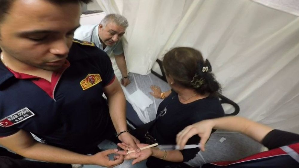 Parmağına sıkışan yüzük itfaiye ekiplerince çıkarıldı