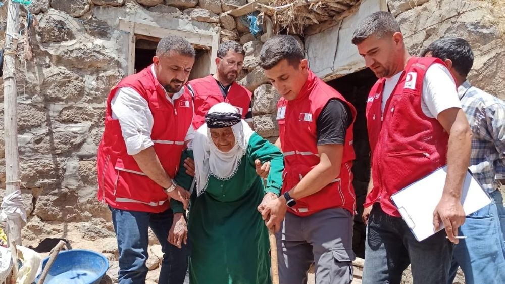 Patnos'ta 90 yaşındaki kadına Kızılay kucak açtı