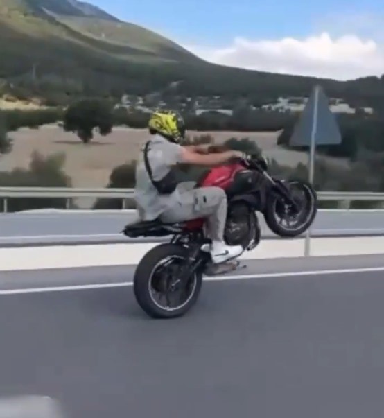 Plakasız motosikletle akrobasi hareketi yapan sürücüye, Trafik Kanunu'nun çeşitli maddelerinden ceza uygulandı