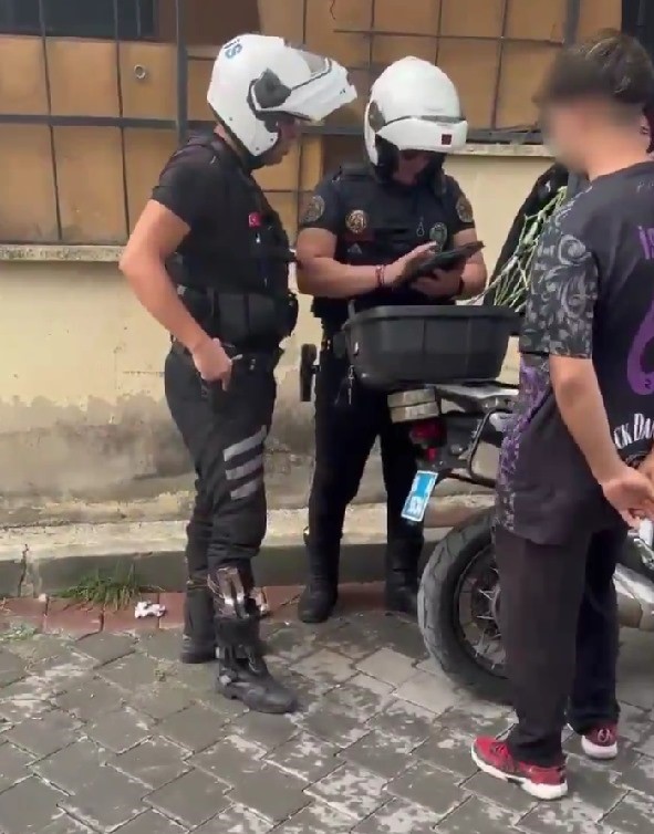 Plakasız motosikletle akrobasi hareketi yapan sürücüye, Trafik Kanunu'nun çeşitli maddelerinden ceza uygulandı