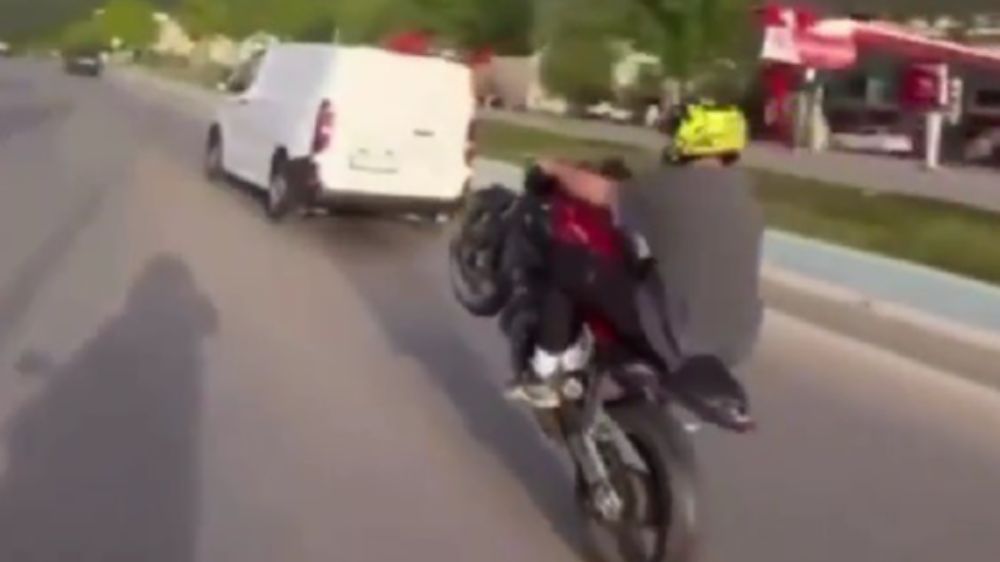 Plakasız motosikletle akrobasi hareketi yapan sürücüye, Trafik Kanunu'nun çeşitli maddelerinden ceza uygulandı