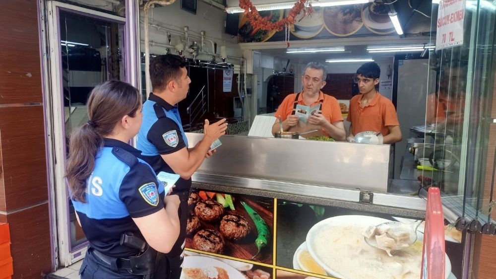 Polisler esnafları bilgilendirdi