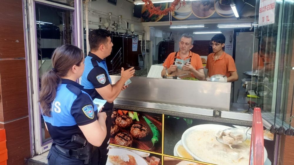 Polisler esnafları bilgilendirdi