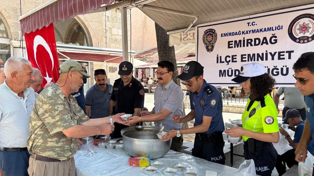 Polislerden vatandaşa aşure ikramı