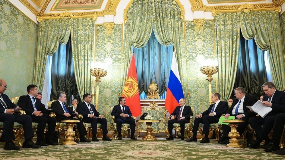 Putin, Kırgızistan Cumhurbaşkanı Caparov ile görüştü