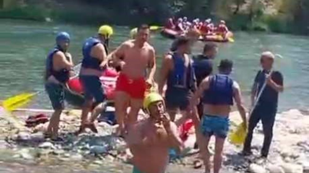  Rafting merkezinde can yeleği giyme tartışması kürekli kavgaya dönüştü