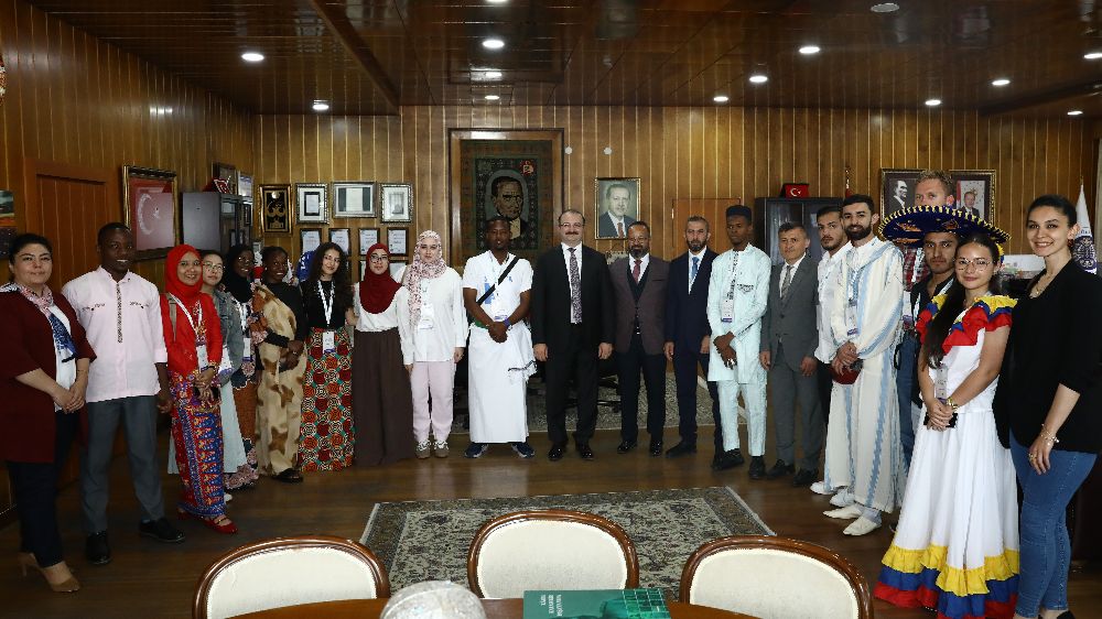 Rektör Hacımüftüoğlu, 15 ülkeden yaz okulu için Atatürk Üniversitesine gelen öğrencileri misafir etti