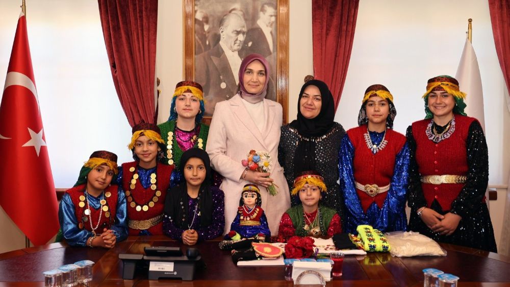 Rengarenk kıyafetleri ile gelen kadınlar valiye kültürlerini anlattı