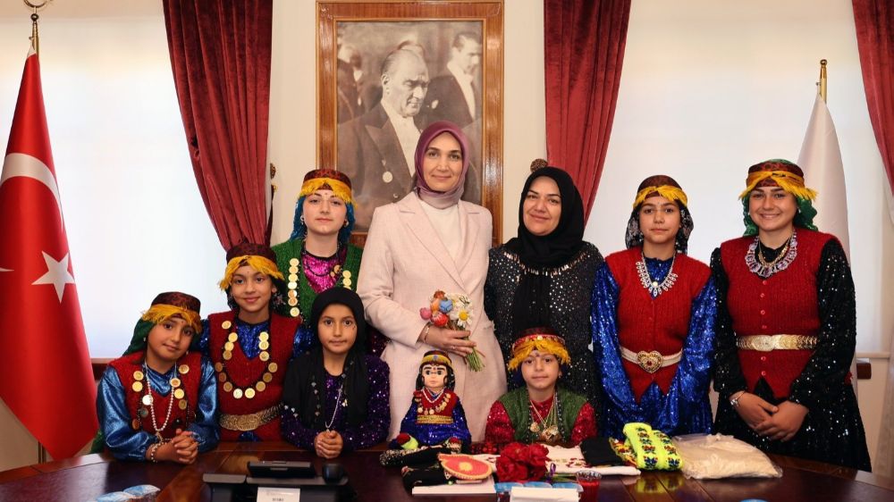 Rengarenk kıyafetleri ile gelen kadınlar valiye kültürlerini anlattı