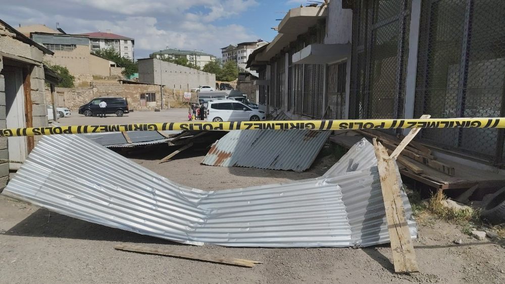 Rüzgar çatıları uçurdu, 3 araç hasar gördü