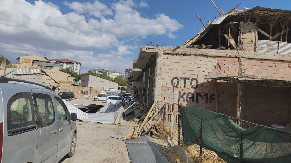 Rüzgar çatıları uçurdu, 3 araç hasar gördü