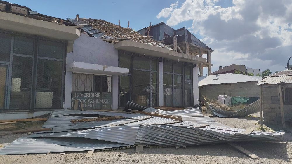 Rüzgar çatıları uçurdu, 3 araç hasar gördü