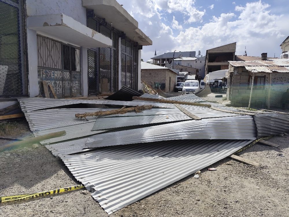 Rüzgar çatıları uçurdu, 3 araç hasar gördü