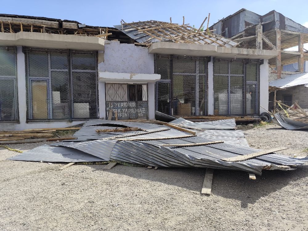 Rüzgar çatıları uçurdu, 3 araç hasar gördü