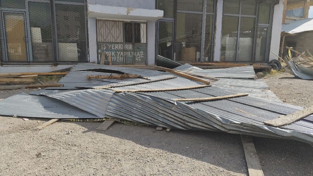 Rüzgar çatıları uçurdu, 3 araç hasar gördü