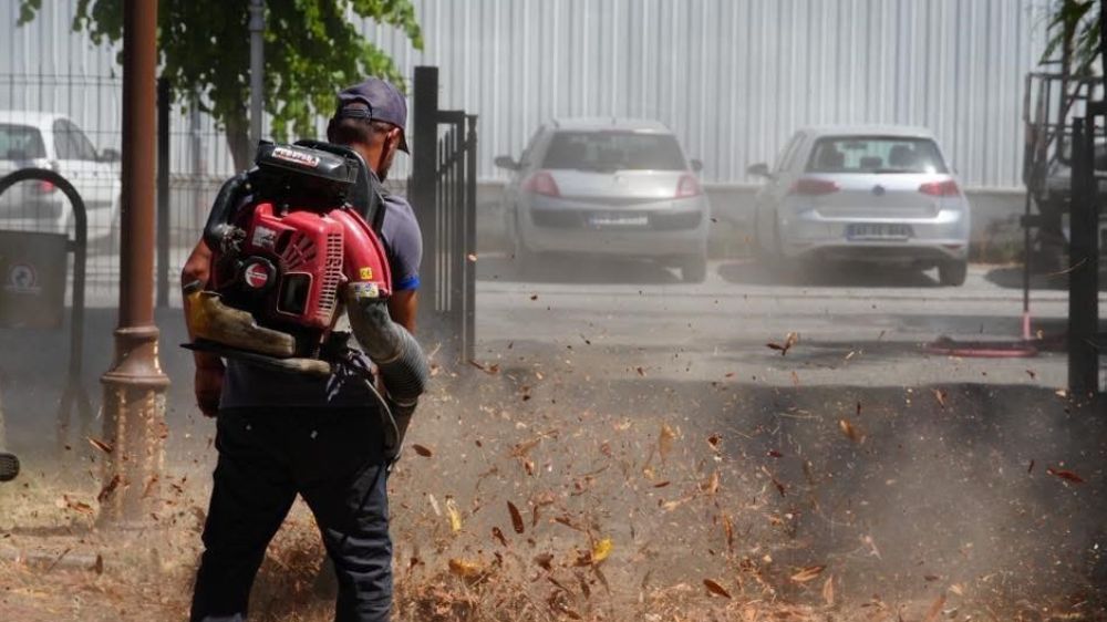 Sabah temizlenen parkı bu hale getirdiler