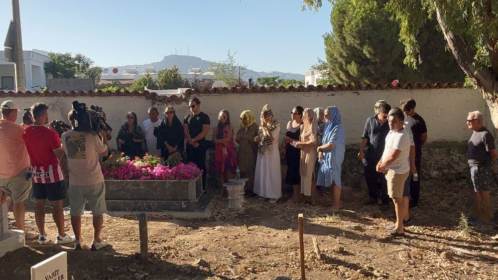   Safiye Soyman oğlunun kabrini ziyaret etti "Yüzüm gülüyor ama içim yanıyor"