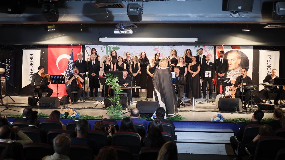 Sağlık çalışanları notalarla şifa dağıttı