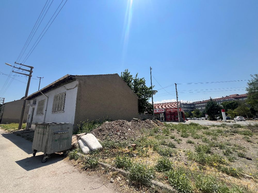 Sahibi vefat eden eve levye ile girip yerleştiler