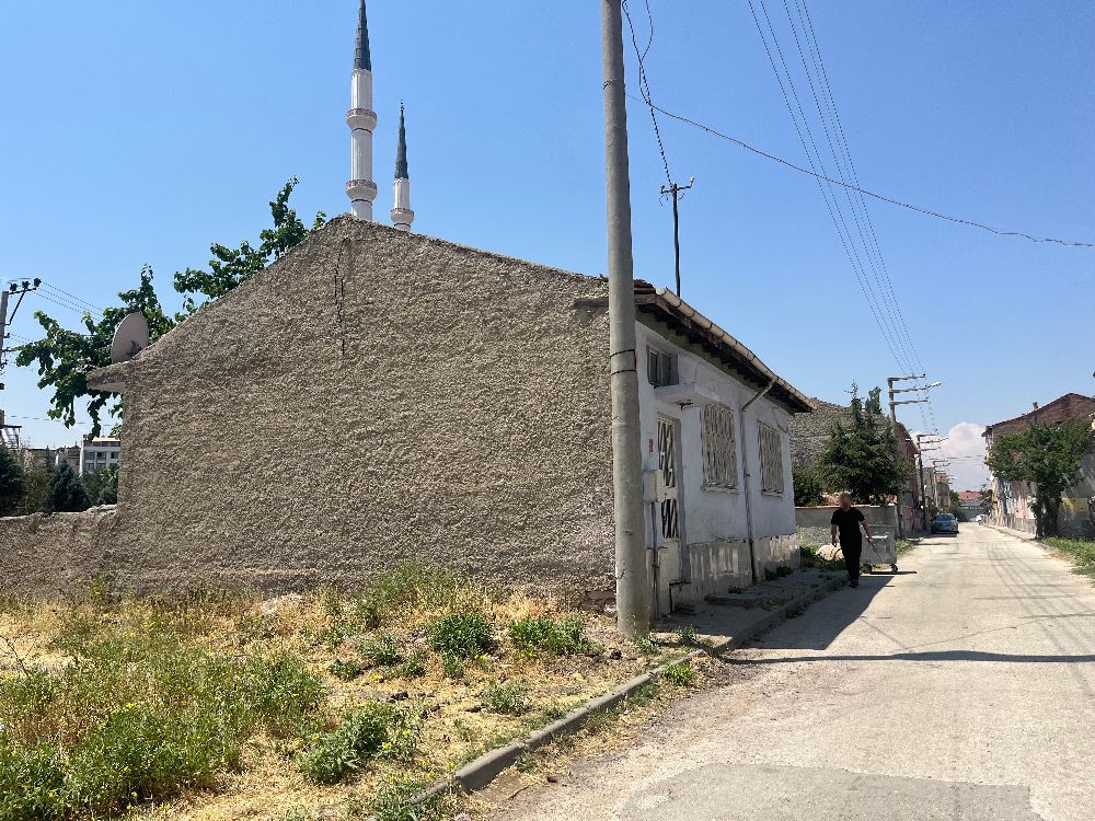 Sahibi vefat eden eve levye ile girip yerleştiler