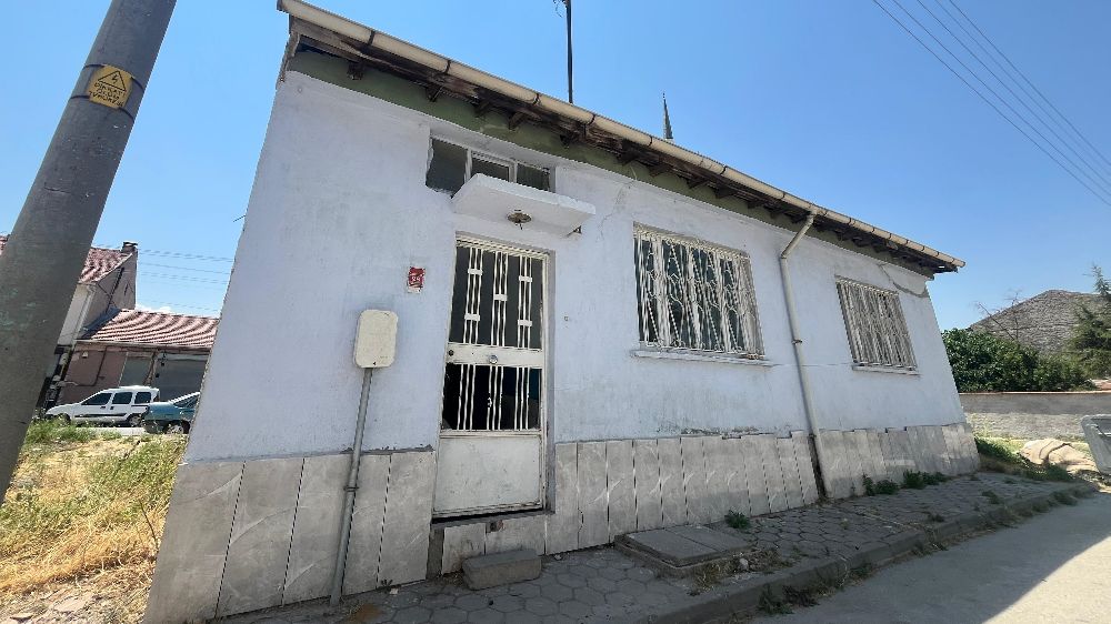 Sahibi vefat eden eve levye ile girip yerleştiler