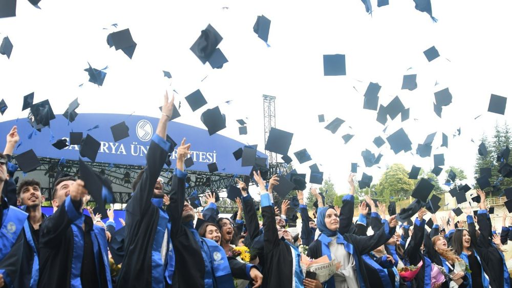Sakarya Üniversitesi’nde mezuniyet coşkusu