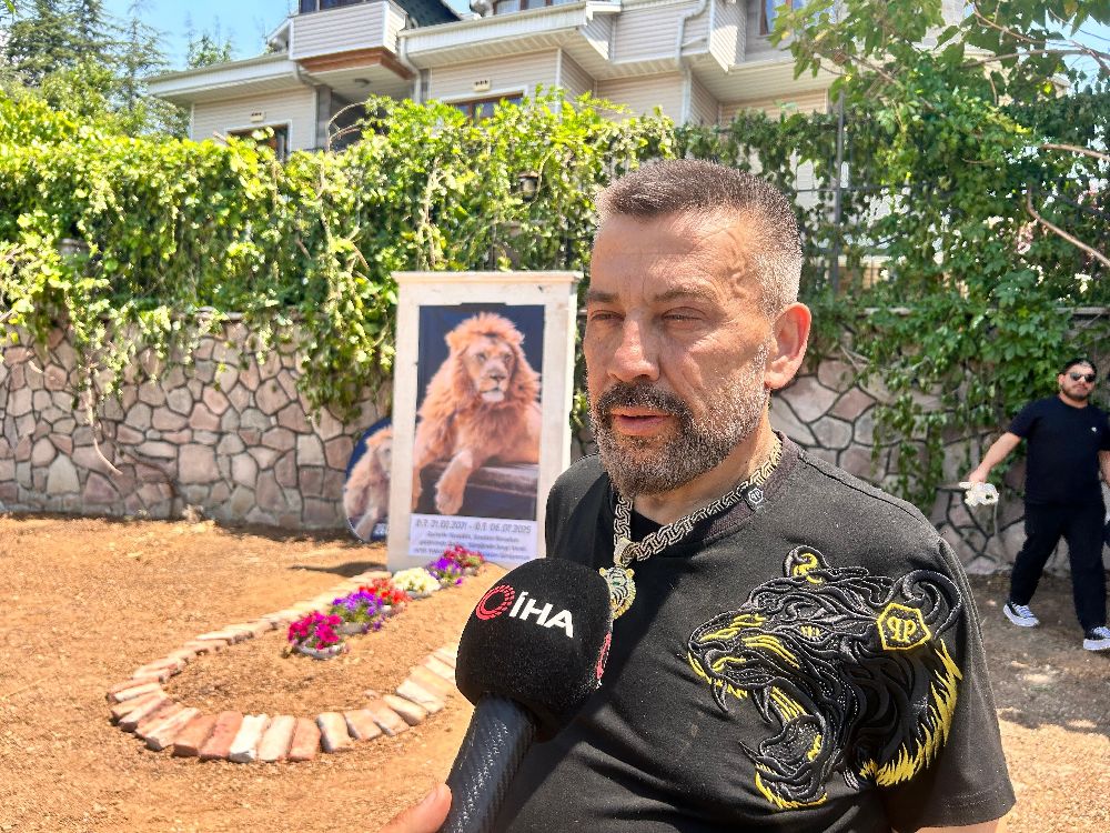 Saldırdığı çiftçiyi yaraladıktan sonra öldürülen aslanın sahibi evinin önüne temsili mezar yaptırdı