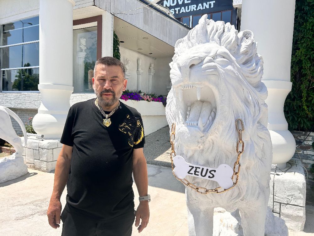 Saldırdığı çiftçiyi yaraladıktan sonra öldürülen aslanın sahibi evinin önüne temsili mezar yaptırdı