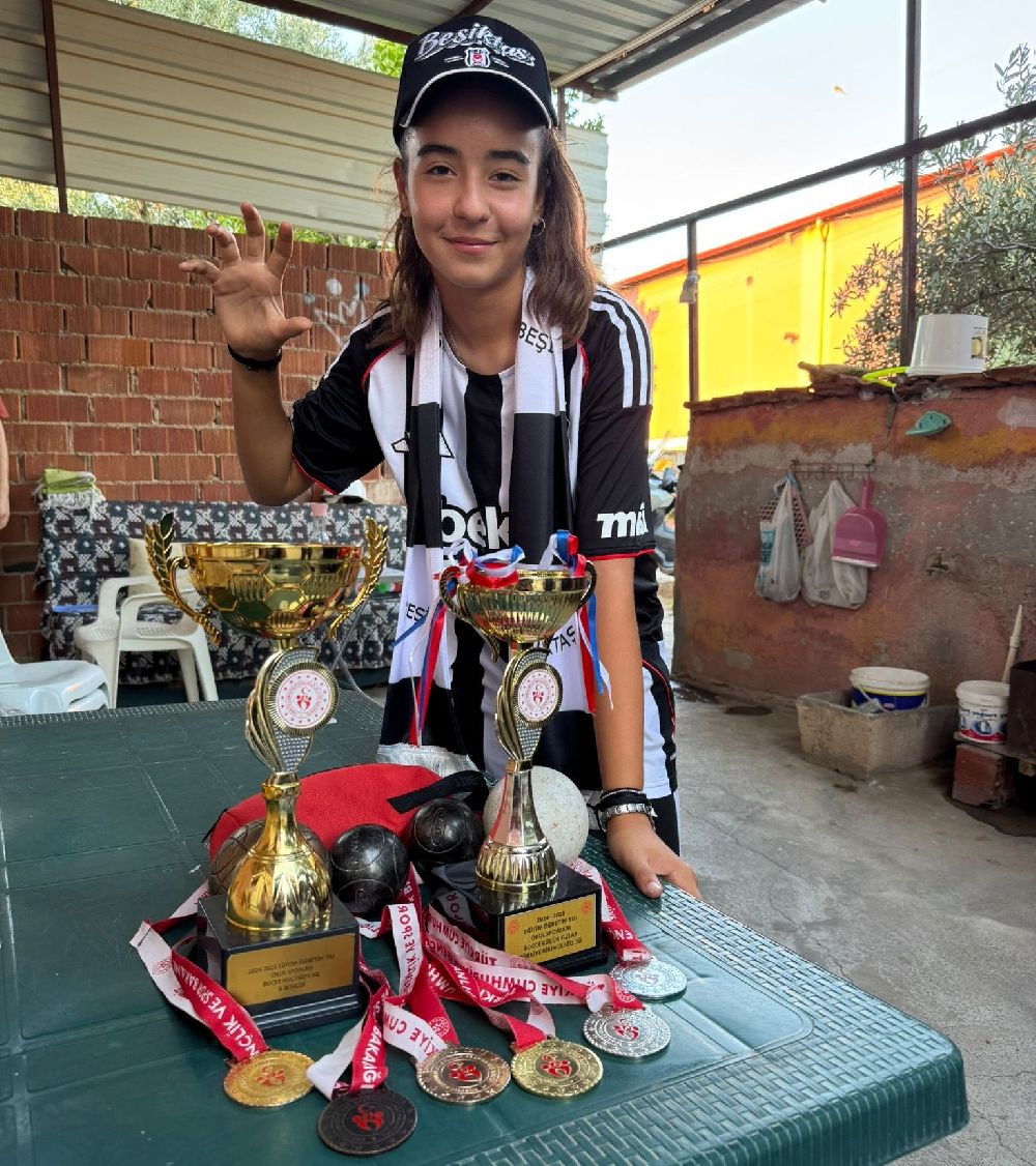 Salihli’de şampiyon öğrenciye Beşiktaş forması jesti