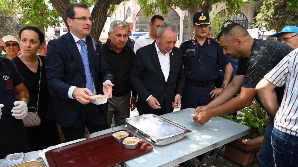  Salihli’deki şehit ailelerinden geleneksel aşure hayrı