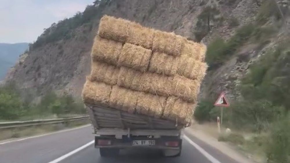 Saman yüklü kamyonun tehlikeli yolculuğu kamerada