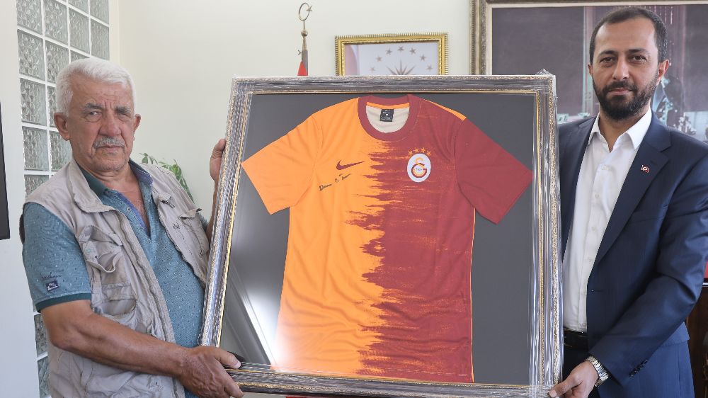 Şampiyonluk iddiasını kazanan Duran amca, kaymakam ve belediye başkanından forma aldı