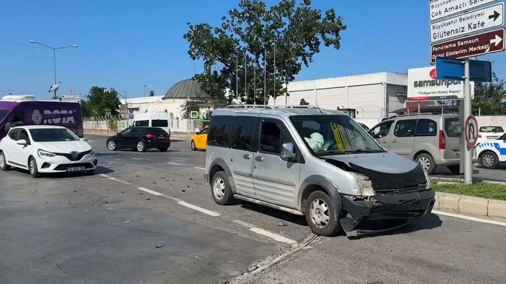  Samsun'da hafif ticari araç otomobille çarpıştı: 1 yaralı