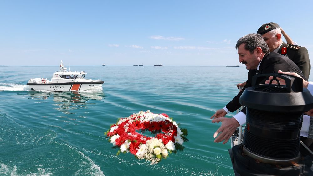 Samsun'da Kabotaj Bayramı denize çelenk bırakılarak kutlandı