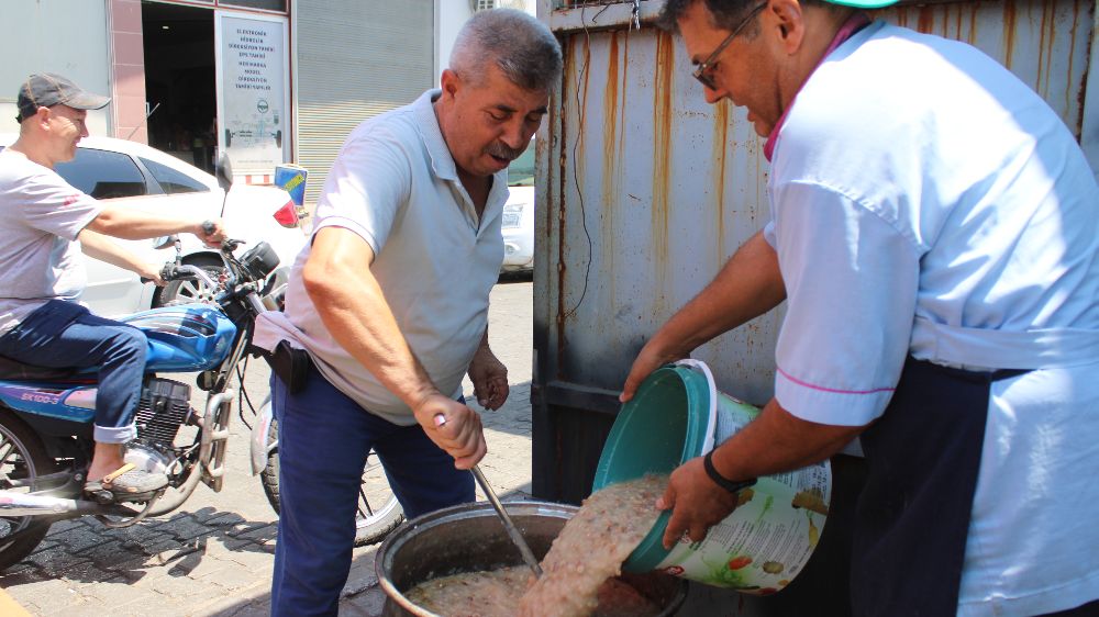 Sanayi esnafı aşure geleneğini devam ettirdi