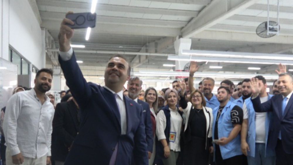 Sanayi ve Teknoloji Bakanı Kacır tekstil isçileriyle buluştu