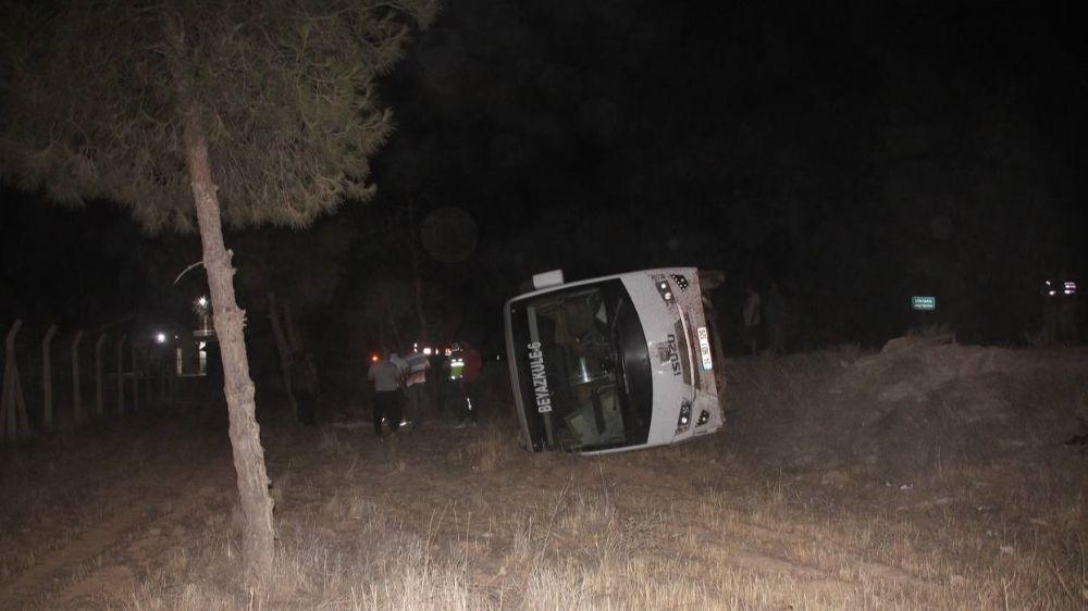 Şanlıurfa Ceylanpınar'da Eşeğe Çarpan işçi Otobüsü Devrildi 15 yaralı 