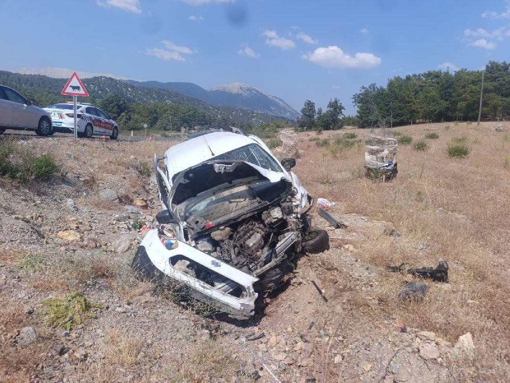 Şarampole uçan hafif ticari aracın sürücüsü yaralandı