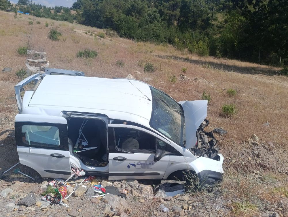 Şarampole uçan hafif ticari aracın sürücüsü yaralandı