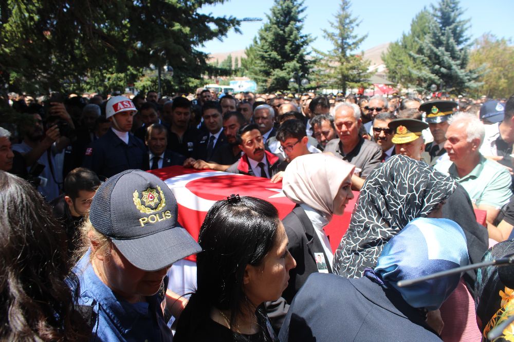 Şehit Üzüm Kayseri'de son yolculuğuna uğurlandı