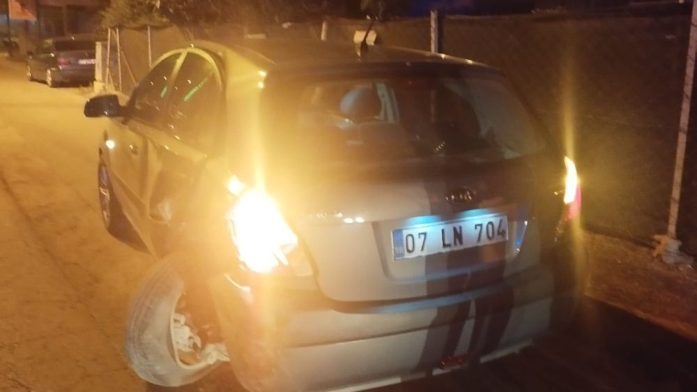 Serik'te otomobiller çarpıştı: 2 yaralı