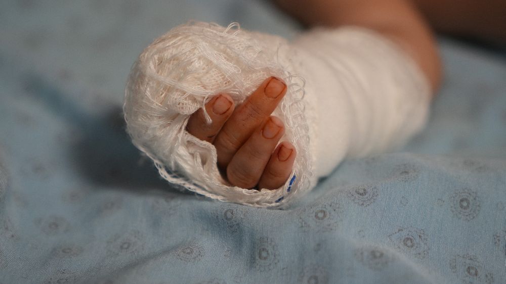 Serum kelebeğini çıkarmak isterken bebeğin parmağını kesti