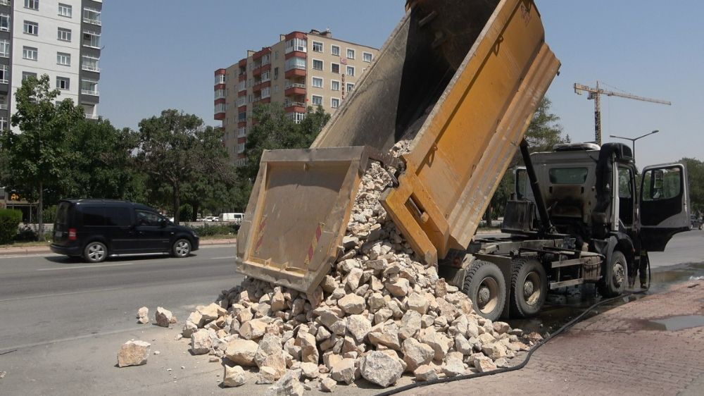 Seyir halindeki kamyonda yangın paniği