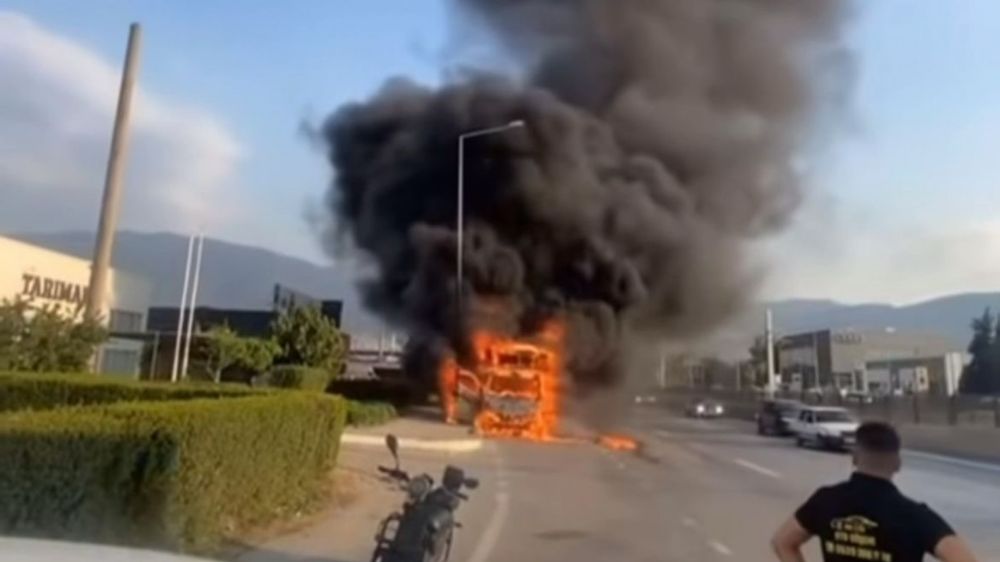  Seyir halindeki kamyonet bir anda alev topuna döndü