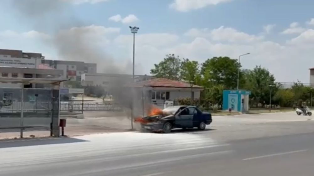 Seyir halindeki otomobil alev alev yandı