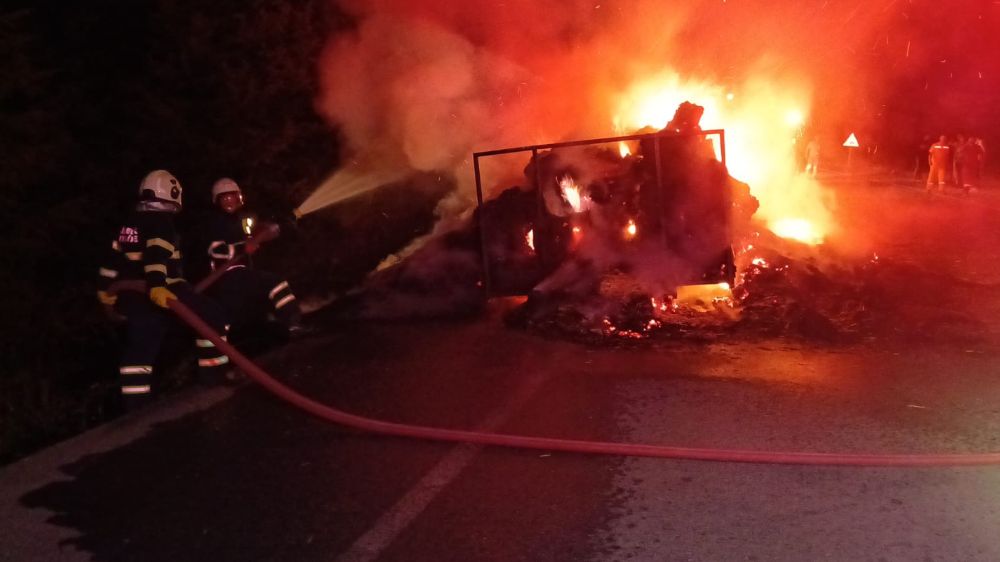 Seyir halindeki traktörün römorkundaki saman balyaları yandı