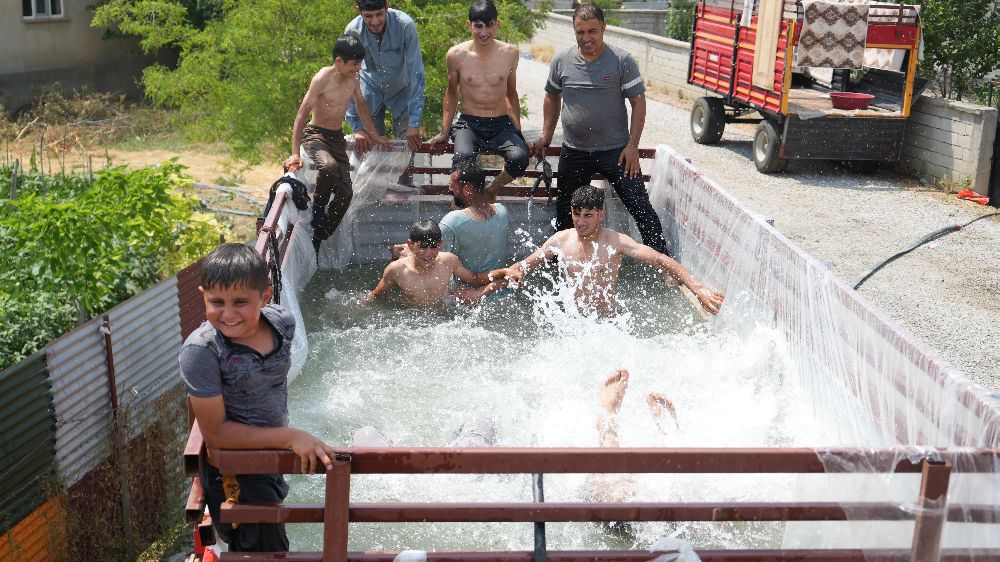 Sıcaktan bunalan gençler römorktan havuz yaptı