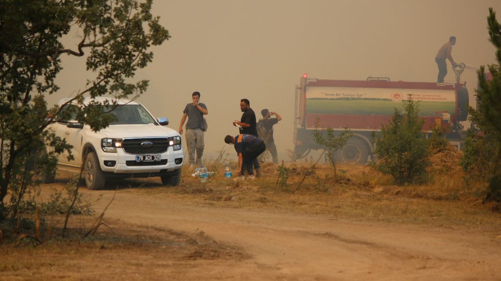 Şiddetli rüzgar alevleri yerleşim yerine yaklaştırmaya devam ediyor