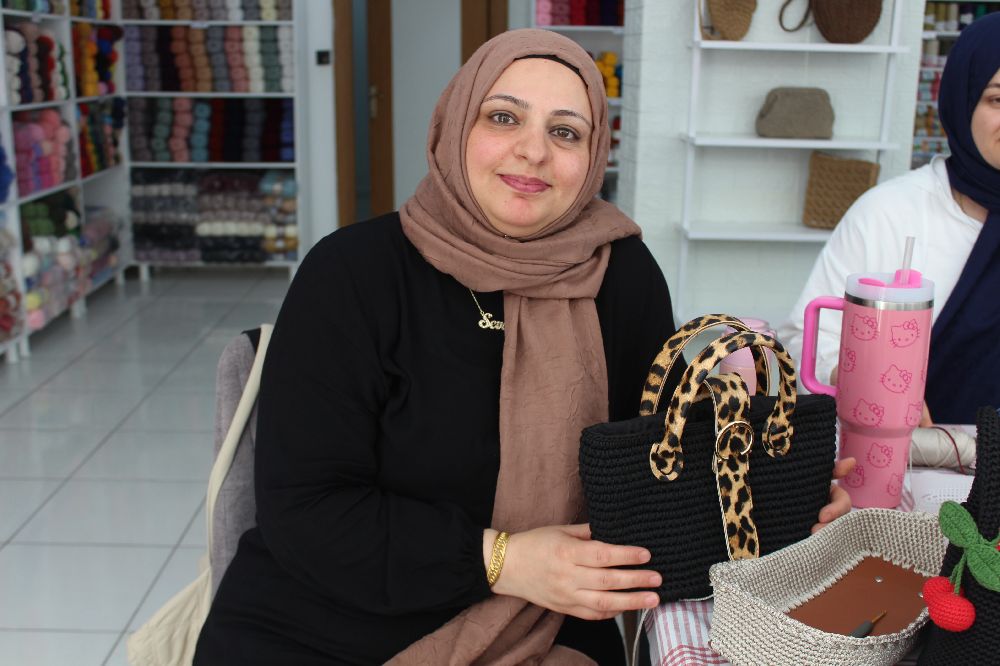 Siirtli kadın girişimci kurduğu atölyede kadınlara hem üretiyor hem kazandırıyor