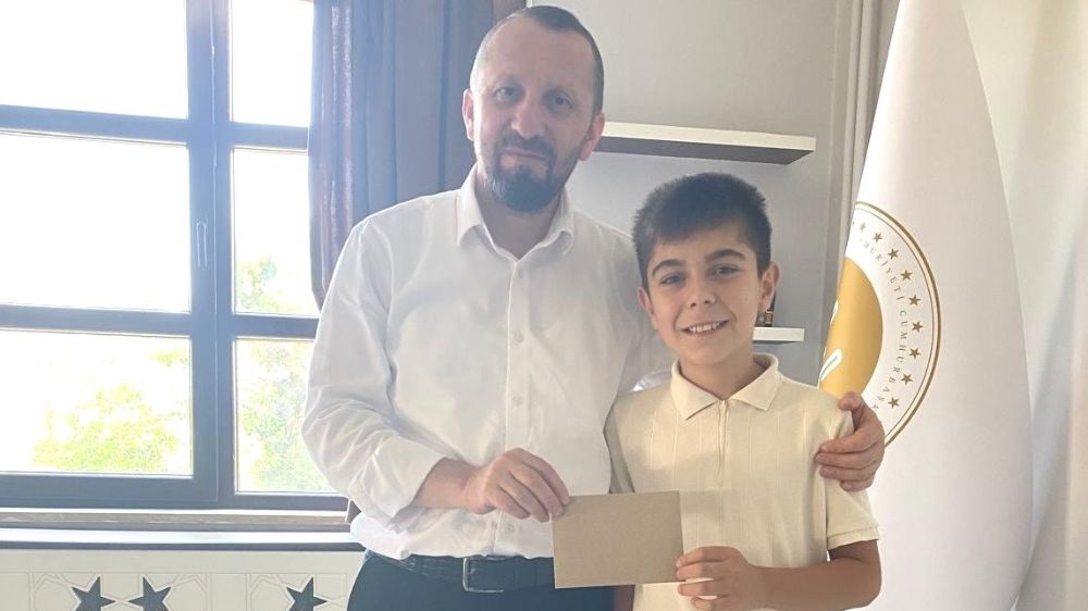 Simav Müftüsü Hasan Serçe, başarılı sporcuyu ödüllendirdi